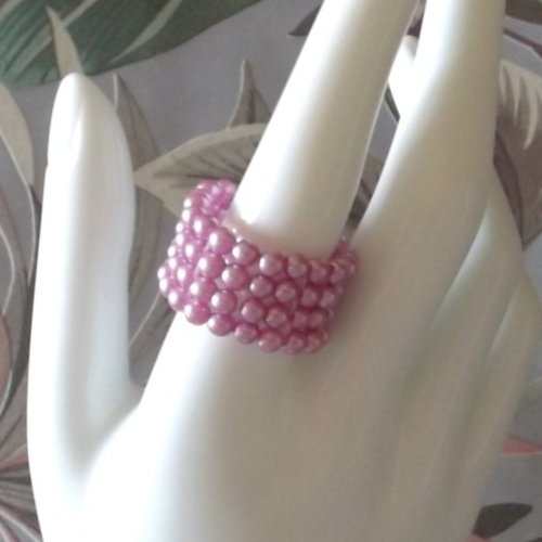 Une bague confectionnée avec de belles perles en verre