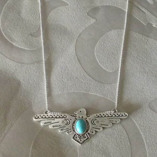Collier chaîne avec un joli pendentif oiseau