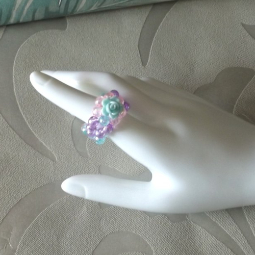 Jolie bague en perles en plastique