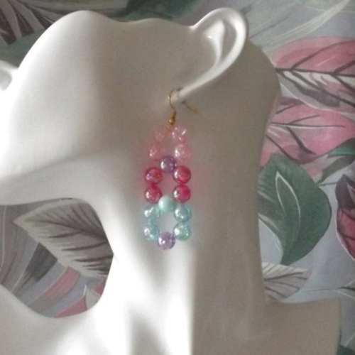 Belles boucles d'oreilles en perles en plastiques
