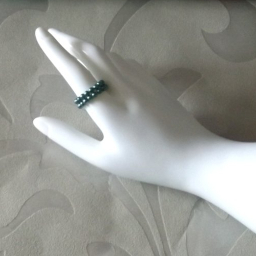 Jolie bague en perles en verre