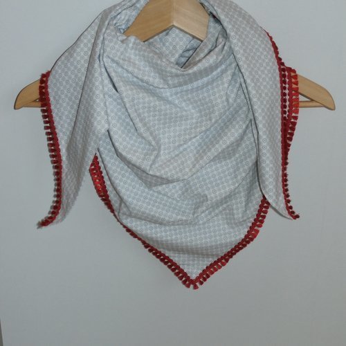 Chèche ou foulard triangulaire en coton blanc et gris rehaussé d'un galon à plumets rouge