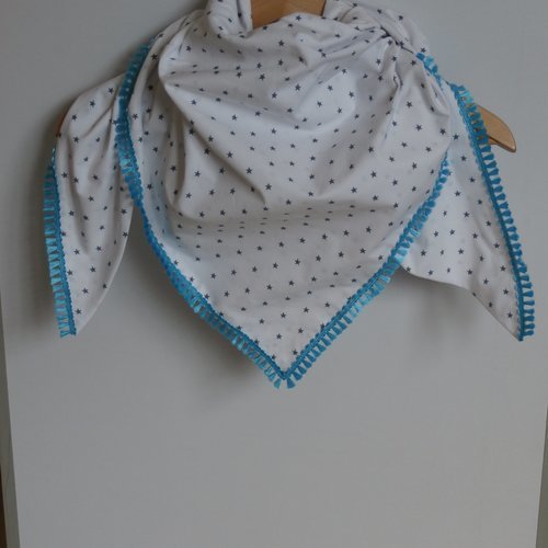 Chèche ou foulard triangulaire en coton blanc et gris rehaussé d'un galon à plumets bleu turquoise