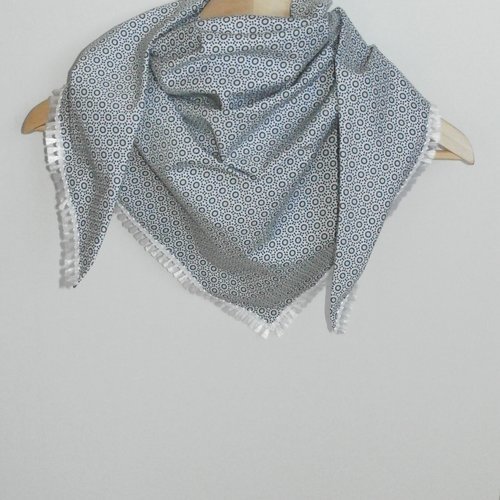 Chèche ou foulard triangulaire en coton blanc et bleu rehaussé d'un galon à plumets blanc