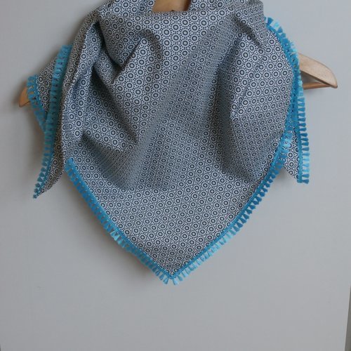 Chèche ou foulard triangulaire en coton blanc et bleu rehaussé d'un galon à plumets bleu turquoise