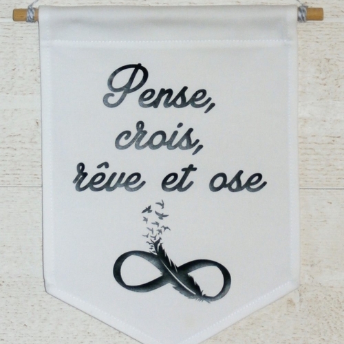 Bannière en tissu blanc à message