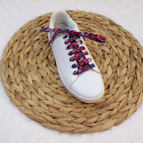 Lacets de chaussures bleu marine à baies rouges