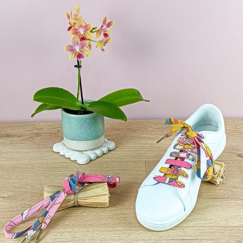 Lacets de chaussures bleus fleuris