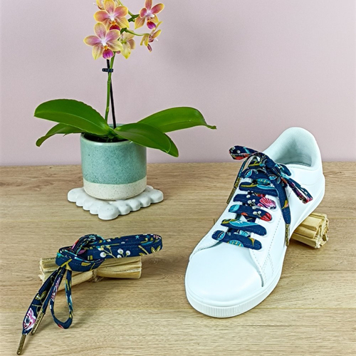 Lacets de chaussures bleu marine fleuris