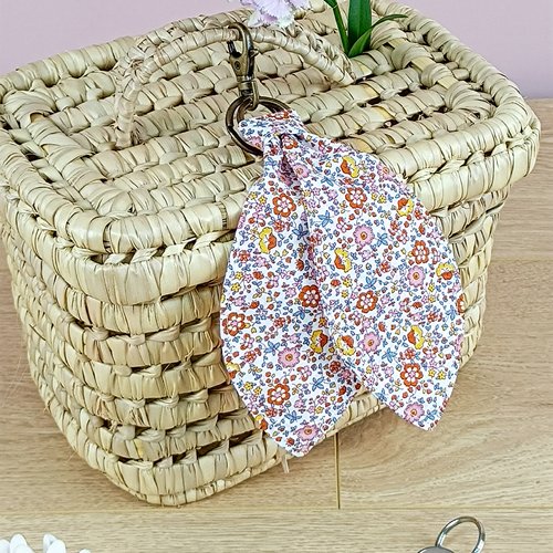 Porte-clé / bijou de sac en tissu style liberty blanc
