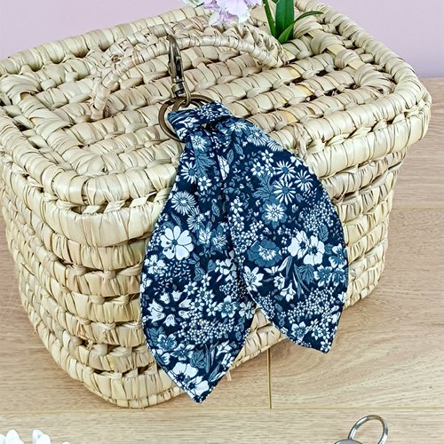 Porte-clé / bijou de sac en tissu "kokka rétro" noir et blanc