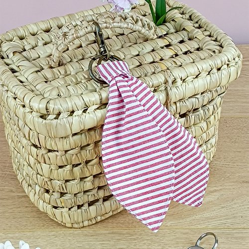 Porte-clé / bijou de sac en tissu rayé rouge et blanc