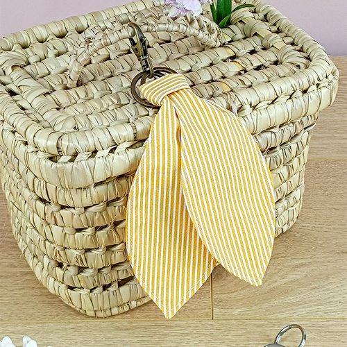 Porte-clé / bijou de sac en tissu rayé jaune et blanc