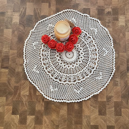 Napperon rond au crochet en dentelle