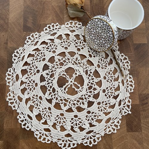 Napperon rond au crochet en dentelle