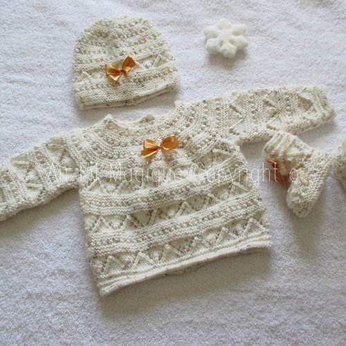 Ensemble layette bébé brassière bonnet chaussons tricot fait-main en laine de couleur ecru chiné taille 1 mois