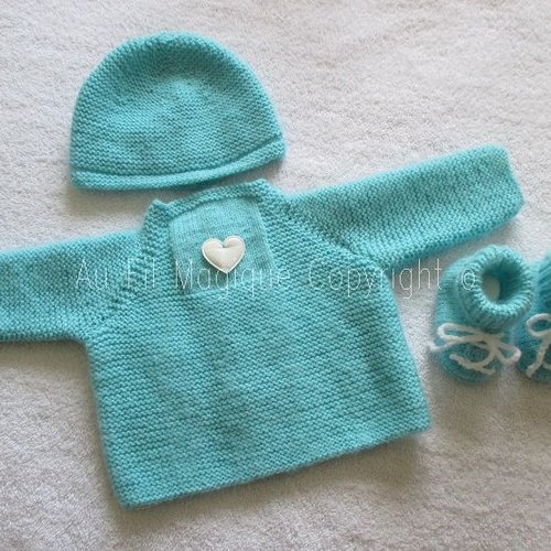 Ensemble cache-coeur bonnet et baskets bébé tricot fait-main laine couleur bleu menthe 3 mois