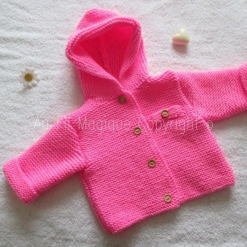 Manteau bébé rose tricot fait-main, de couleur rose barbie en 3 mois