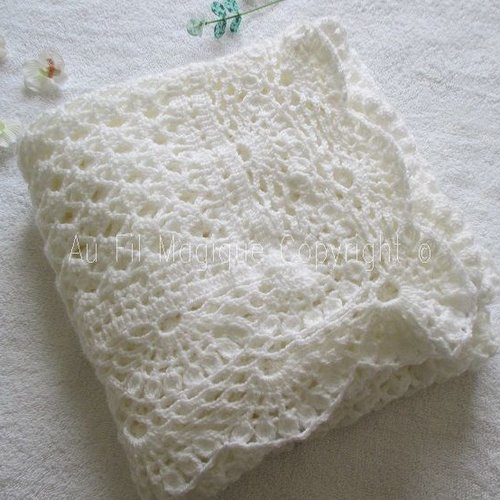Couverture blanche bébé ou châle de baptême blanc lait fait-main unique