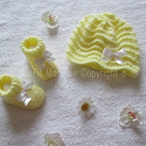 Ensemble bonnet et chaussons bébé 1 mois tricot couleur jaune pâle