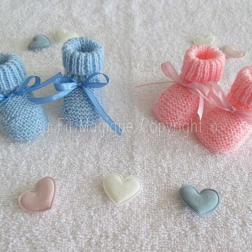 Pack de 2 paires de chaussons bébé "jumeaux" taille naissance tricot layette couleur bleu et rose pâle