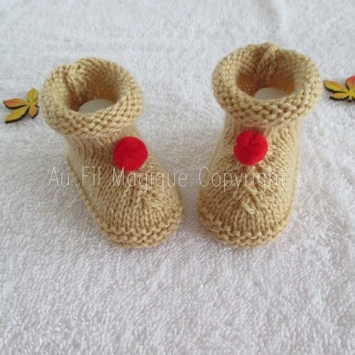 Chaussons bébé "pompon rouge" taille naissance tricot couleur beige