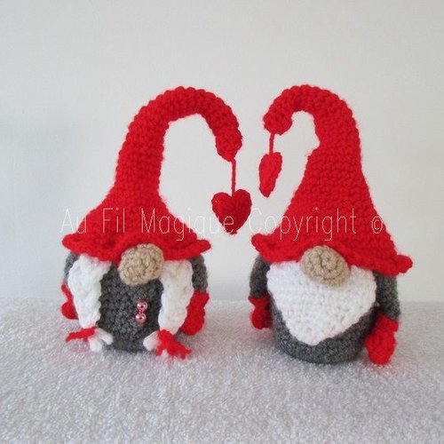 Gnomes de noël couple tricot laine couleur rouge, gris anthracite et blanc