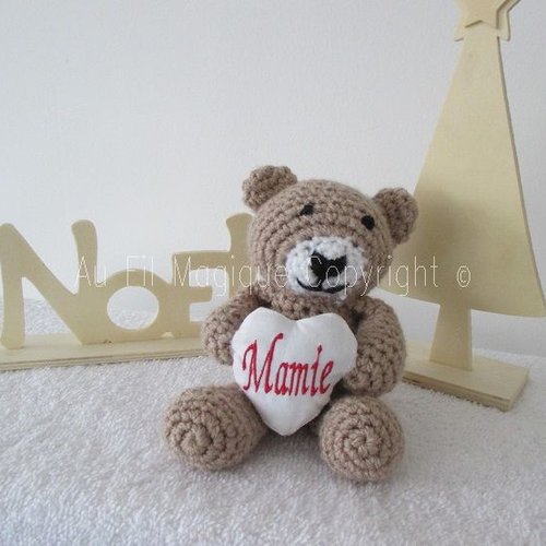 Ourson personnalisé "coeur mamie" crochet laine couleur beige et  blanc