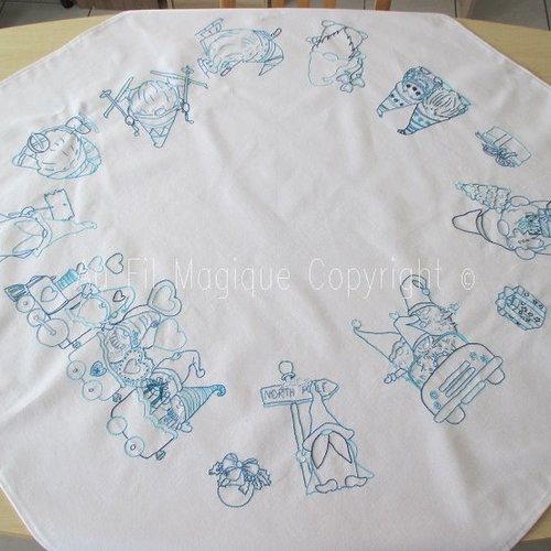 Nappe brodée à la main "gnomes" couleur bleu dégradé