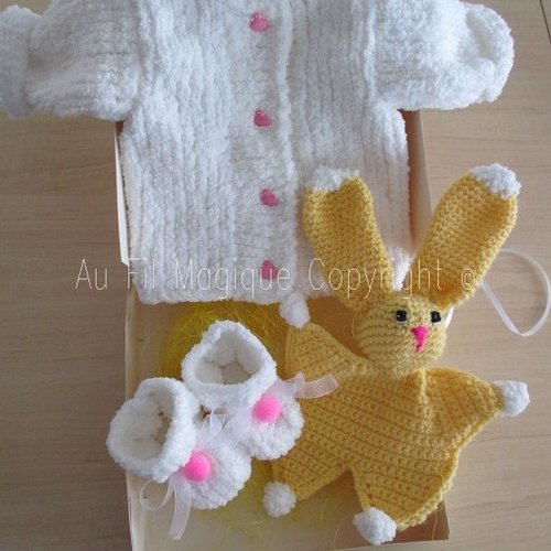Coffret gilet doudou chaussons bébé tricot laine couleur blanc et jaune