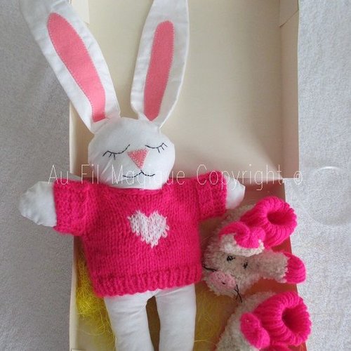 Coffret chaussons et doudou lapin laine couleur rose, blanc et beige