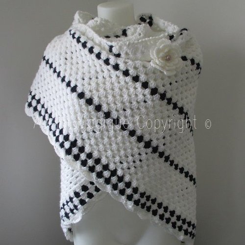 Châle adulte fait-main laine couleur blanc et marine taille unique