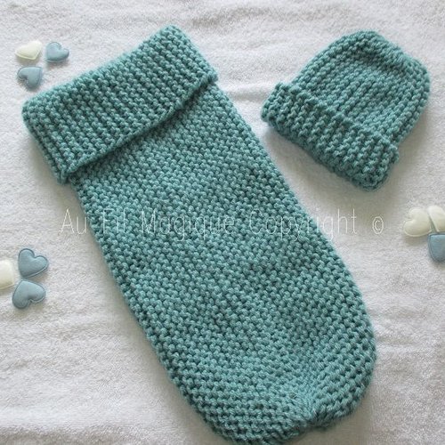 Cocon de naissance et son bonnet taille naissance tricot couleur vert jade