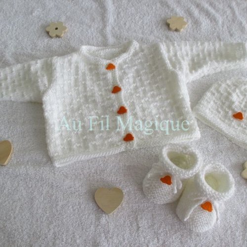 “ensemble 3 mois fait main" veste, bonnet, chaussons blancs boutons tortue orange