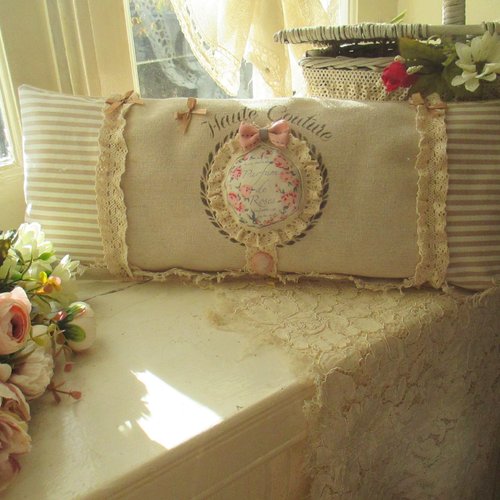 Coussin " haute couture... parfum de fleurs "  - création - au grenier cosy -