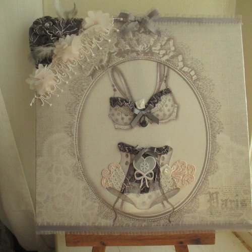 Tableau " médaillon tenue de soirée... " en shabby - création - au grenier cosy - 