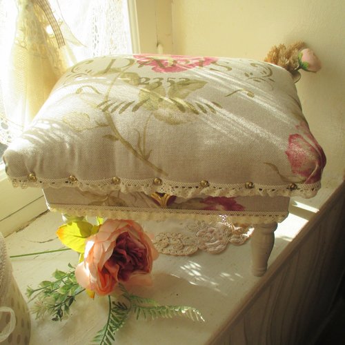 Petit coffre banc, repose pied " roses de shabby " - création - au grenier cosy -