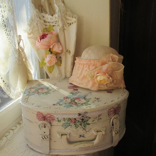Valisette à chapeau  " souvenirs... " - création - au grenier cosy -