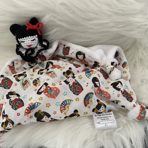 Doudou geisha rouge blanche noire tissu japonais éponge de bambou bébé, naissance, baby shower, baptême, crochet,fait main en france t