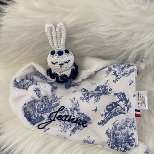 Doudou lapin toile de jouy éponge de bambou blanche tête au crochet