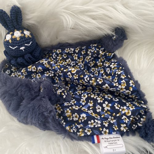 Doudou lapin fleurs bleues et or  testes en laboratoire norme ce