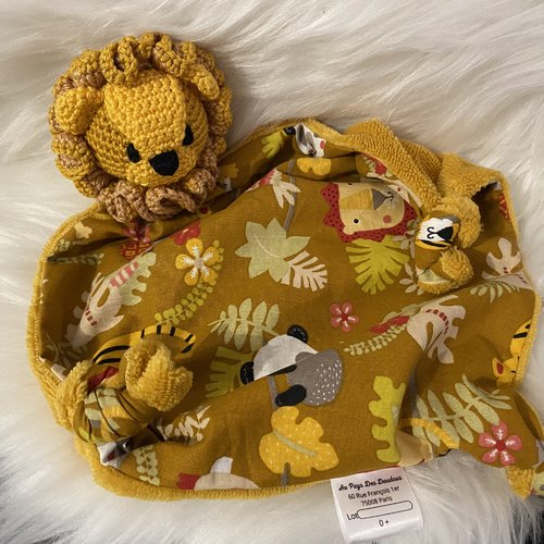 Doudou lion testé en laboratoire normes ce