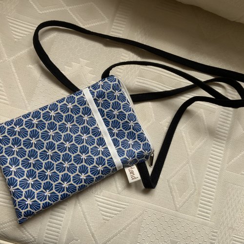 Pochette pour i phone en coton enduit imperméable  motif ryad marine  .elle se porte en bandoulière 11x18cm