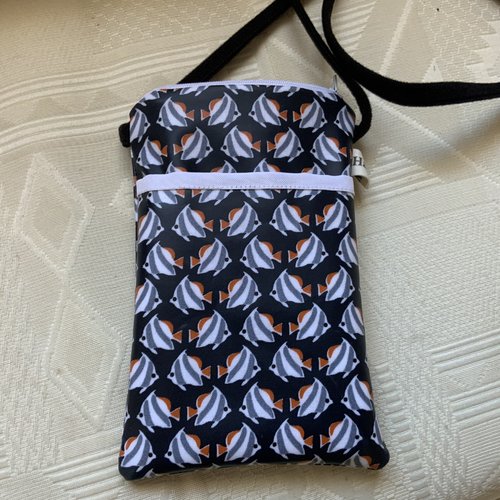 Cette pochette pour i phone est réalisée dans un  coton enduit à petit poissons  imperméable et sans phtalates et se porte en bandou