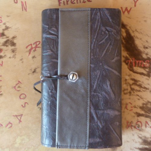 Couvrelivre ajustable en cuir caprin froissé noir et argent, pour livres de 18 cm de hauteur