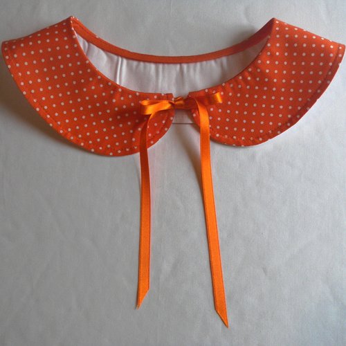 Collier tissu, col claudine tissu liberty orange et petits pois blancs, fermé par noeud de satin .