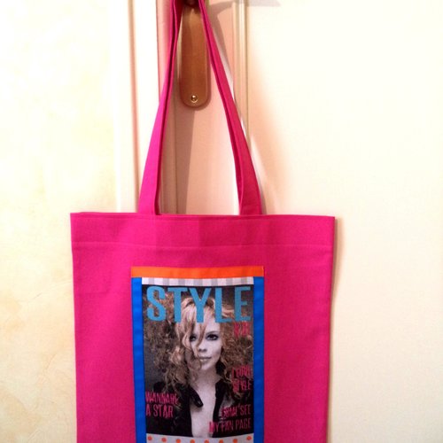 Tote-bag, sac shopping fushia, sac multi-fonctions,  avec un motif appliqué , sac bibliothèque dame.
