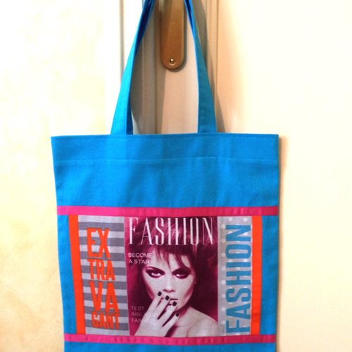 Tote-bag, sac shopping turquoise , sac multi-fonctions, fait-main, turquoise, avec un motif appliqué .