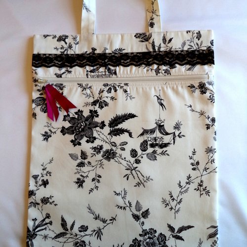 Sac- pochette à lingerie , motifs japonisants noirs sur blanc cassé,dentelle, fermeture par zip, poignée, doublé.