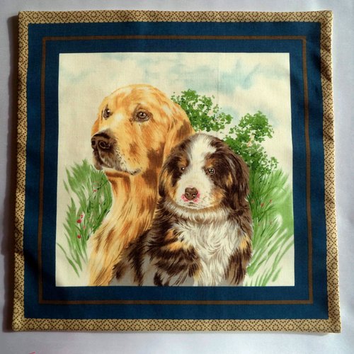 Housse de coussin en coton , 40x40, décor " gentils petits chiens", fait-mains.